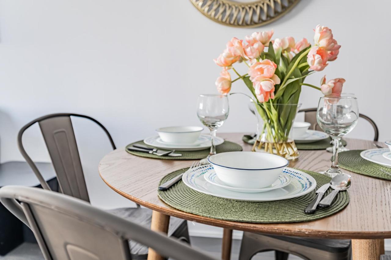 Condo In Parklawn & Lake Shore With Free Parking Close To Airport Toronto Exterior foto